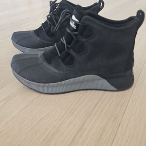 Sorel Out N About Sneaker Boots – Women’s Size 8.5